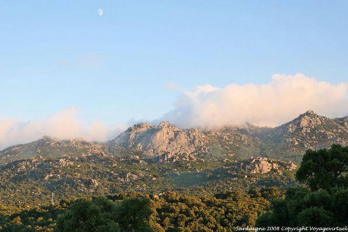 Monti, a lua e as nuvens - Sardenha