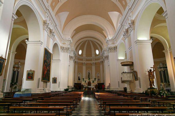 Nuoro, a Catedral de Santa Maria della Neve, nave e altar - Sardenha