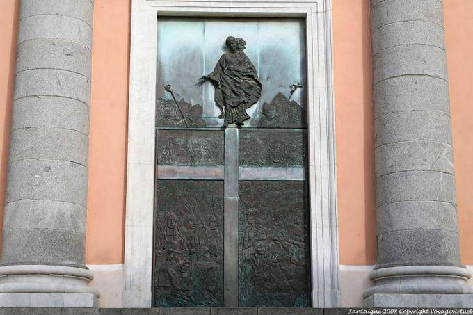 Nuoro, a Catedral de Santa Maria della Neve, porta exterior - Sardenha