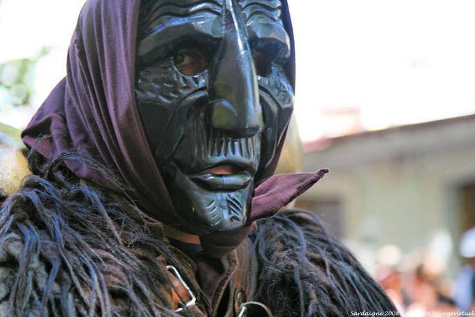 Nuoro, Festa del Redentore, Mamuthones Mamoiada, olhar de soslaio - Sardenha