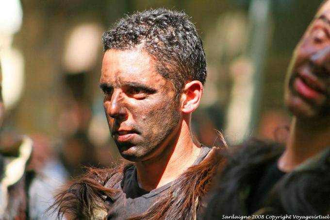 Nuoro, Festa del Redentore, Mamutzones Antigos Samugheo espera - Sardenha