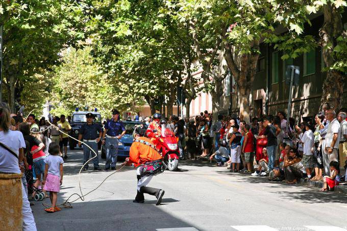 Nuoro, Festa del Redentore, Maschere Mamoiada sendo tomadas - Sardenha