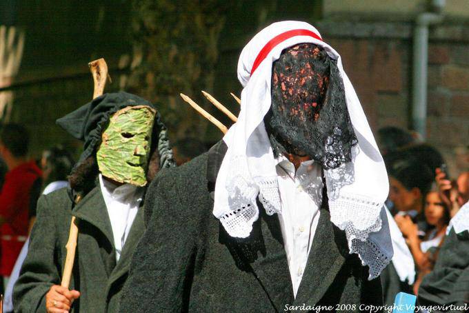 Nuoro, Festa del Redentore, máscaras de papelão e véus - Sardenha