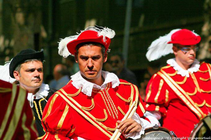 Nuoro, Festa del Redentore, terno vermelho músico - Sardenha