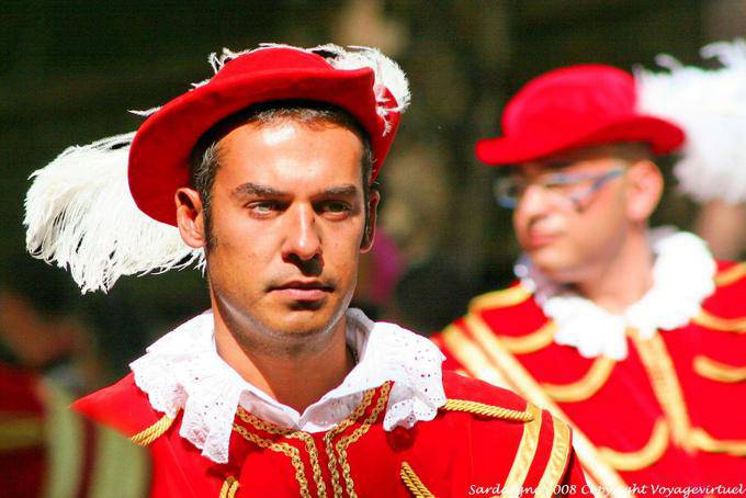 Nuoro, Festa del Redentore, músico vestido vermelho olhos verdes - Sardenha