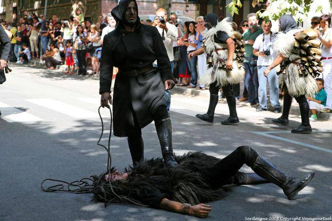 Nuoro, Festa del Redentore, Sonaggiaose Surzu Ortueri, pé sobre a besta - Sardenha