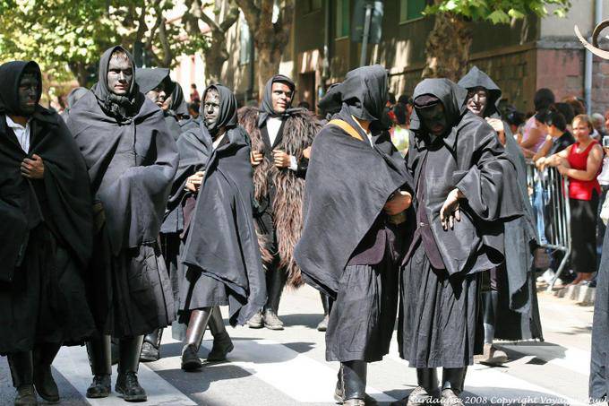Nuoro, Festa del Redentore, sos Maimones de Onieri, vestidos pretos - Sardenha