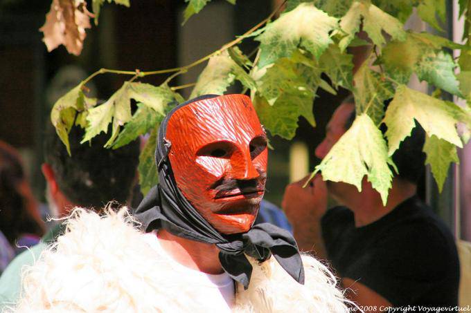 Nuoro, Festa del Redentore, sos Merdules Bezzos de Otzana, máscara vermelha - Sardenha