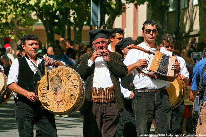 Nuoro, Festa del Redentore, Tamburinos Gavoi, jogador do assobio de lata - Sardenha