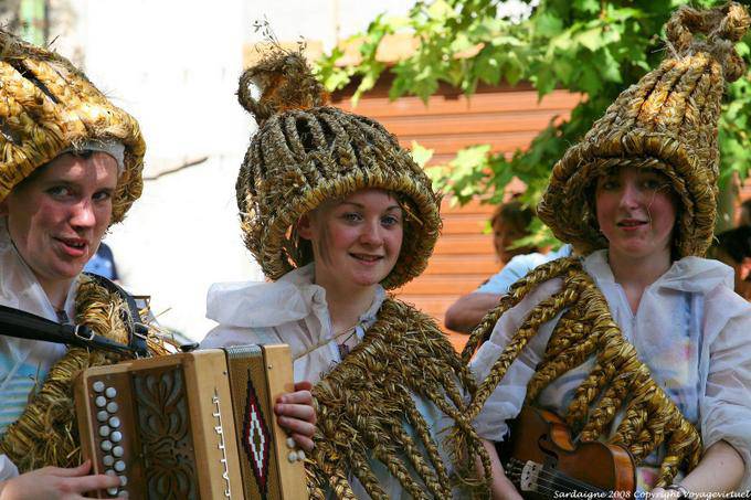 Sorria e acordeão, Nuoro, Festa del Redentore, vegetal vestido tradicional - Sardenha