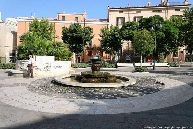 Nuoro fonte na Piazza Vittorio Emanuele - Sardenha