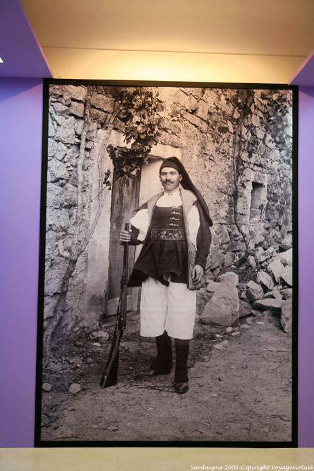 Museu Nuoro, homem da Sardenha com a arma - Sardenha