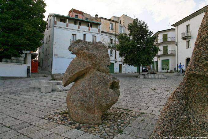 As paredes brancas e granito, Nuoro, Sebastiano Satta Piazza, escultura Constantino Nivola - Sardenha