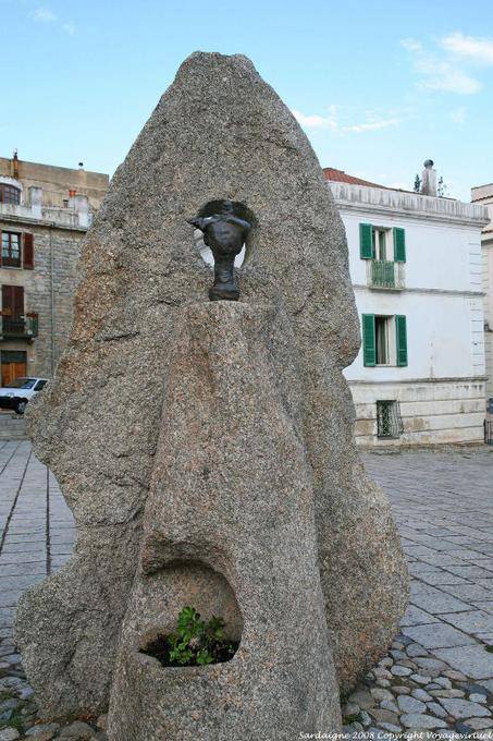 Bloco de granito para abrigar uma estátua de bronze, Nuoro, Sebastiano Satta piazza, escultura Constantino Nivola - Sardenha