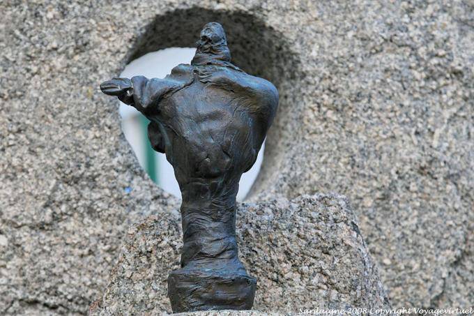 Mova o poeta disse, Nuoro, Sebastiano Satta piazza, escultura Constantino Nivola - Sardenha