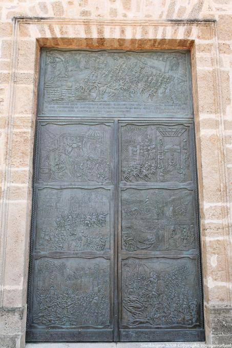 Oristano, a Catedral de Santa Maria, em baixo-relevo em uma porta - Sardenha