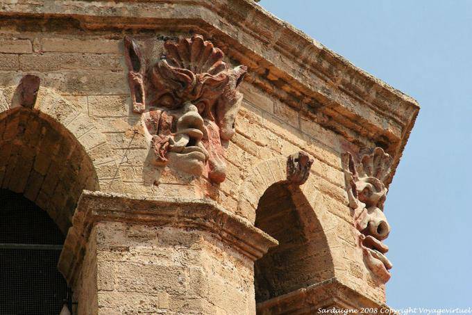 Monstruosa cabeça esculpida em um canto, a Catedral de Santa Maria, Oristano - Sardenha