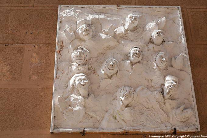 Oristano, Corso Umberto I, esculturas de cabeças de riso - Sardenha
