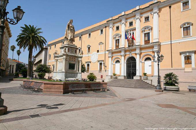 Marble monumento Giudicessa Eleanor, Oristano Piazza Eleonora - Sardenha