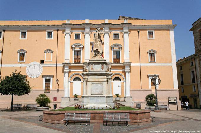 Oristano, Piazza Eleonora, estátua e San Vincenzo - Sardenha