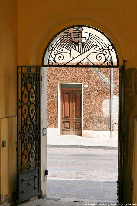 Portão aberto, Oristano, via Duomo - Sardenha