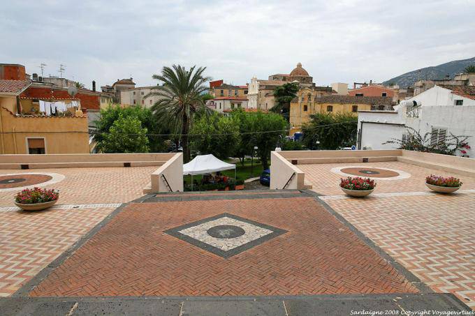 Orosei Chiesa San Giacomo, a praça - Sardenha