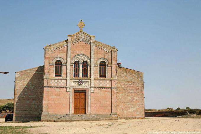 Padria, fachada rosa da igreja - Sardenha