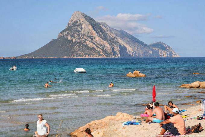 Porto San Paolo, vista Tavolara isola da praia - Sardenha