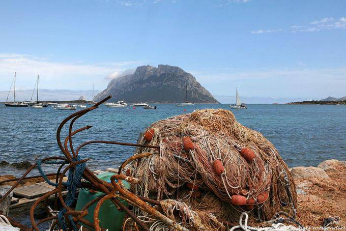 Porto San Paolo, redes de pesca de frente para a ilha de Tavolara - Sardenha