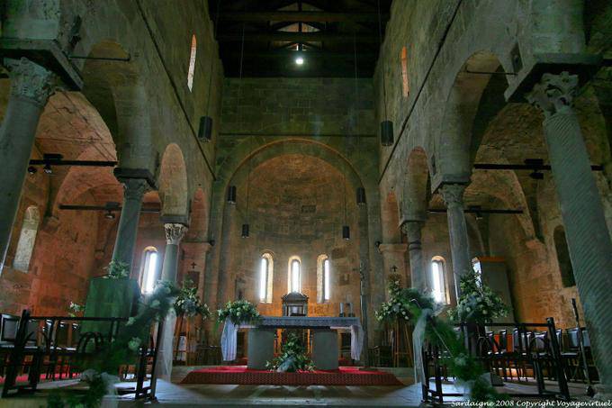 Altar-mor da Basílica de Santa Justa romanica de Santa Giusta - Sardenha