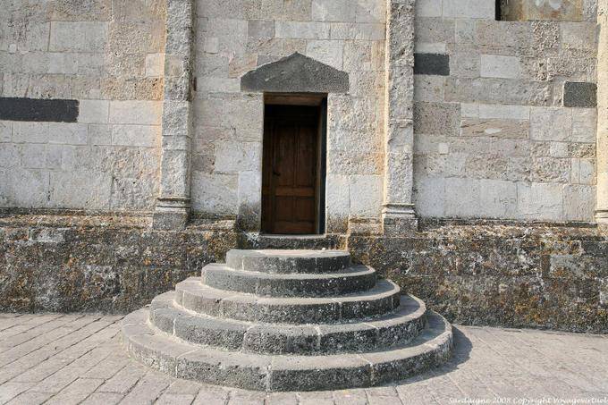 De Santa Giusta, passos arredondados, a Basílica de Santa Justa Romanica - Sardenha