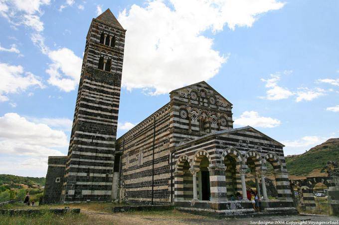 Della Basílica Santissima Trinita di Saccargia, construída em basalto negro e calcário branco - Sardenha