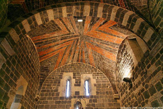 Basílica da Santíssima Trindade de Saccargia, vault arquitectura característica - Sardenha