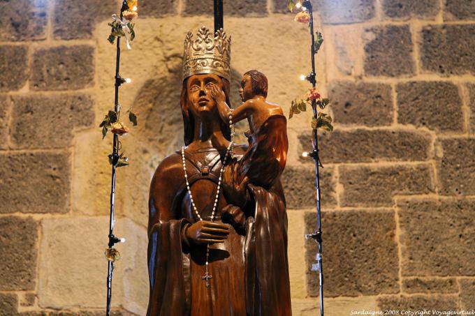 Basílica da Santíssima Trindade de Saccargia, staue, as lágrimas da Virgem - Sardenha