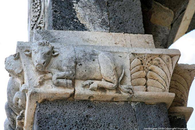 Basilica della Santissima Trinita di Saccargia, vaca esculpida em um pilar do lado de fora - Sardenha