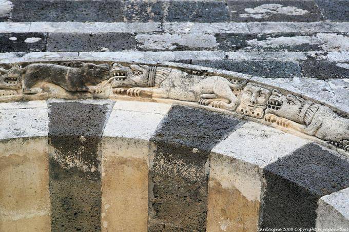 Basilica della Santissima Trinita di Saccargia, marquise decorado com figuras monstruosas. - Sardenha