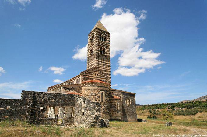 Basílica da Santíssima Trindade de Saccargia, vista da parte de trás da igreja - Sardenha