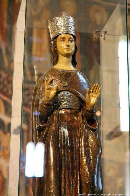 Basilica della Santissima Trinita di Saccargia, estátua de madeira de santo em uma caixa de vidro - Sardenha