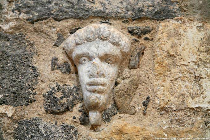 Basilica della Santissima Trinita di Saccargia, cabeça esculpida em uma parede - Sardenha