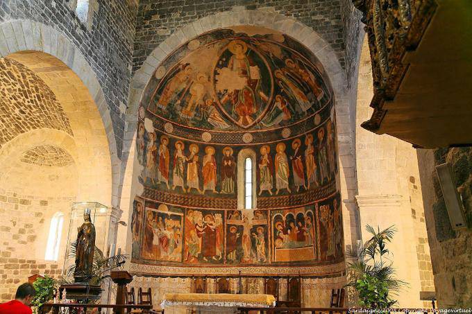 Basílica da Santíssima Trindade de Saccargia, vista geral da abside e afrescos - Sardenha