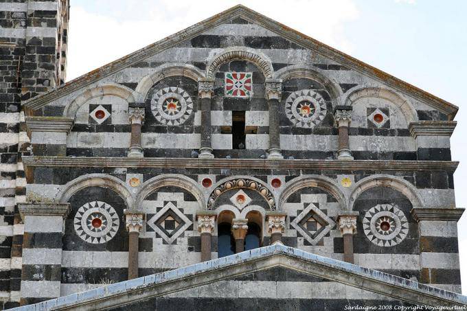 Basilica della Santissima Trinita di Saccargia, zoom em decorar a parte superior da fachada - Sardenha