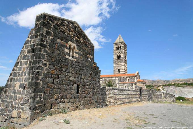 Basílica da Santíssima Trindade de Saccargia, vista a partir das ruínas do mosteiro - Sardenha