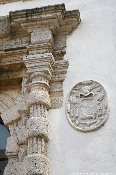 Sassari, Palazzo del Barone Uzzini, medalhão e coluna detalhe - Sardenha