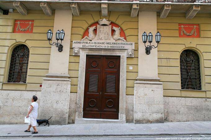 Sassari, Piazza Italia, a mulher com cão - Sardenha