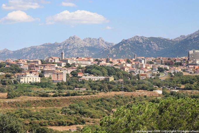 Tempio Pausania paisagem da cidade e as montanhas - Sardenha