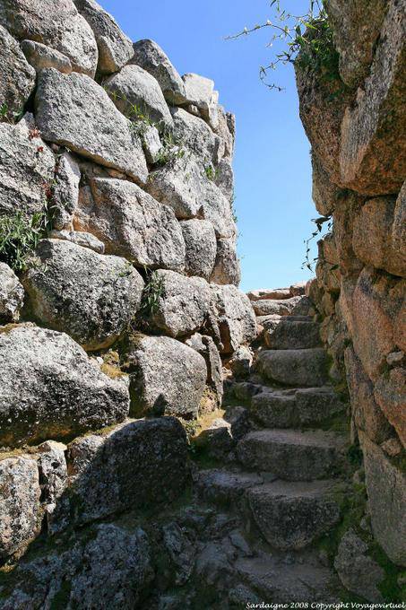 Escadas entre as pedras, nuraghe Maior, Tempio Pausania - Sardenha