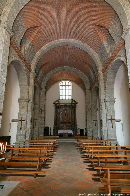 A nave e do arco de tijolos, San Pietro catedral, Tempio Pausania - Sardenha