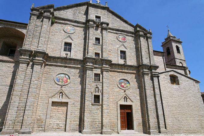 A frente da catedral San Pietro, Tempio Pausania - Sardenha