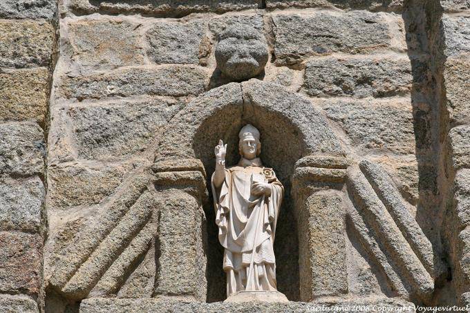 Estátua em um nicho da catedral San Pietro, Tempio Pausania - Sardenha