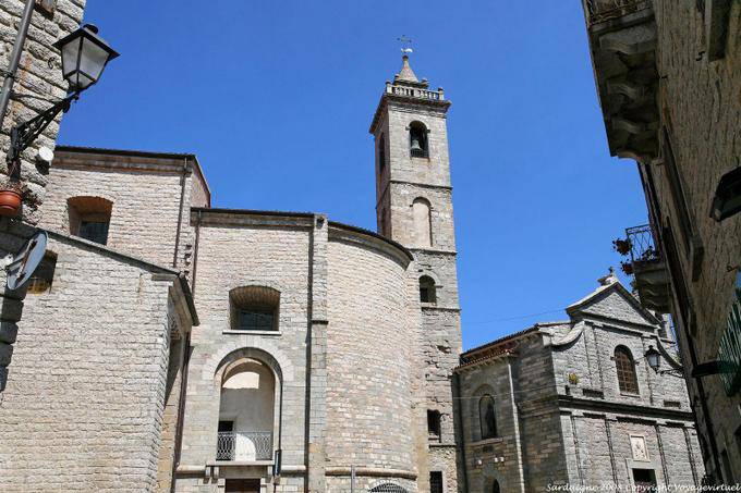 Tempio Pausania, San Pietro e sua torre sineira, vista geral - Sardenha